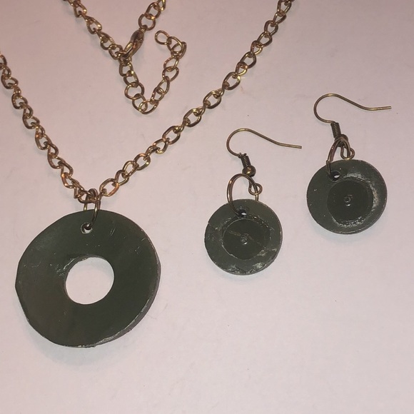 Elegant Gold Tone Green and Red Pendant Necklace Set - Picture 6 of 6